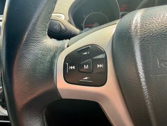 Ford Fiesta TITANIUM AUTOMATIC+P/SENSORS+BLUETOOTH