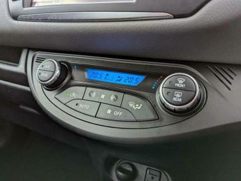 Toyota Yaris 1.5 VVT-h Icon Tech E-CVT Euro 6 (s/s) 5dr