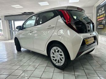 Toyota AYGO 1.0 VVT-i x-play x-shift Euro 6 5dr