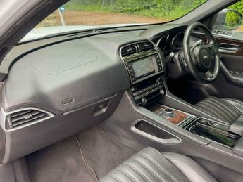 Jaguar F-Pace 2.0 D180 Portfolio Auto AWD Euro 6 (s/s) 5dr