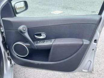 Renault Clio 1.6 VVT Dynamique 5dr