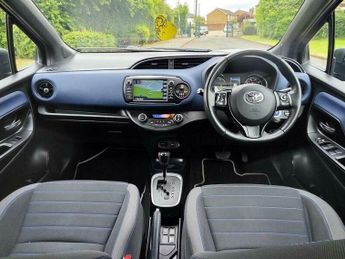 Toyota Yaris 1.5 VVT-h Blue Bi-Tone E-CVT Euro 6 (s/s) 5dr