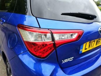 Toyota Yaris 1.5 VVT-h Blue Bi-Tone E-CVT Euro 6 (s/s) 5dr