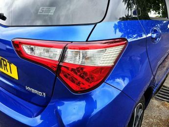 Toyota Yaris 1.5 VVT-h Blue Bi-Tone E-CVT Euro 6 (s/s) 5dr