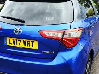 Toyota Yaris 1.5 VVT-h Blue Bi-Tone E-CVT Euro 6 (s/s) 5dr