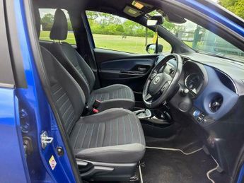 Toyota Yaris 1.5 VVT-h Blue Bi-Tone E-CVT Euro 6 (s/s) 5dr