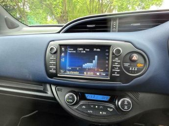 Toyota Yaris 1.5 VVT-h Blue Bi-Tone E-CVT Euro 6 (s/s) 5dr