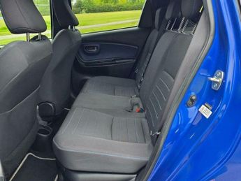 Toyota Yaris 1.5 VVT-h Blue Bi-Tone E-CVT Euro 6 (s/s) 5dr