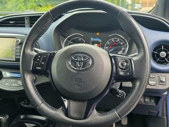Toyota Yaris 1.5 VVT-h Blue Bi-Tone E-CVT Euro 6 (s/s) 5dr