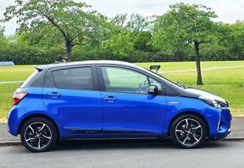 Toyota Yaris 1.5 VVT-h Blue Bi-Tone E-CVT Euro 6 (s/s) 5dr