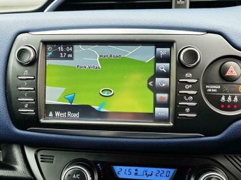 Toyota Yaris 1.5 VVT-h Blue Bi-Tone E-CVT Euro 6 (s/s) 5dr