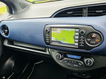 Toyota Yaris 1.5 VVT-h Blue Bi-Tone E-CVT Euro 6 (s/s) 5dr