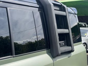 Land Rover Defender 2.0 SD4 SE SUV 5dr Diesel Auto 4WD Euro 6 (s/s) (240 ps)