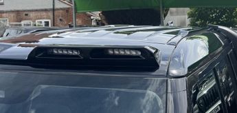Land Rover Defender 2.0 SD4 SE SUV 5dr Diesel Auto 4WD Euro 6 (s/s) (240 ps)