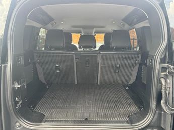 Land Rover Defender 2.0 SD4 SE SUV 5dr Diesel Auto 4WD Euro 6 (s/s) (240 ps)