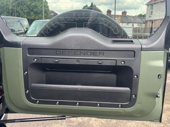 Land Rover Defender 2.0 SD4 SE SUV 5dr Diesel Auto 4WD Euro 6 (s/s) (240 ps)