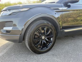 Land Rover Range Rover Evoque 2.2 SD4 Pure SUV 5dr Diesel Auto 4WD Euro 5 (s/s) (190 ps)
