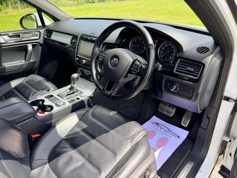 Volkswagen Touareg 3.0 TDI V6 BlueMotion Tech R-Line SUV 5dr Diesel Tiptronic 4WD E