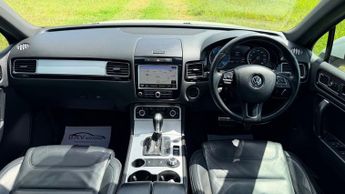 Volkswagen Touareg 3.0 TDI V6 BlueMotion Tech R-Line SUV 5dr Diesel Tiptronic 4WD E