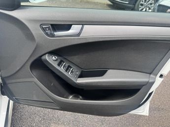 Audi A4 2.0 TDI Estate 5dr Diesel S Tronic quattro Euro 5 (s/s) (177 ps)