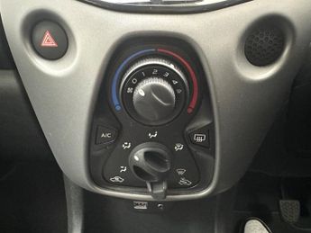 Toyota AYGO VVT-I X-PLAY X-SHIFT