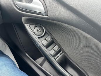 Ford Focus 1.6 Zetec Estate 5dr Petrol Manual Euro 5 (105 ps)