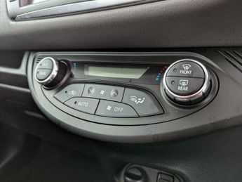 Toyota Yaris 1.5 VVT-h Icon Tech E-CVT Euro 6 (s/s) 5dr