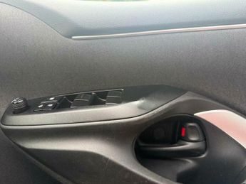 Toyota Yaris 1.5 VVT-h Design E-CVT Euro 6 (s/s) 5dr