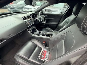 Jaguar XE D R-SPORT