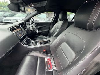 Jaguar XE D R-SPORT