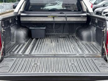 Toyota Hilux INVINCIBLE X 4WD D-4D DCB