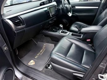 Toyota Hilux INVINCIBLE X 4WD D-4D DCB