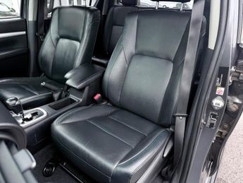 Toyota Hilux INVINCIBLE X 4WD D-4D DCB