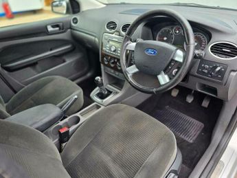 Ford Focus 1.6 Ghia 5dr