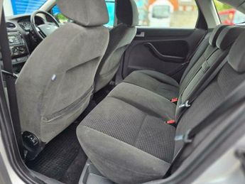 Ford Focus 1.6 Ghia 5dr