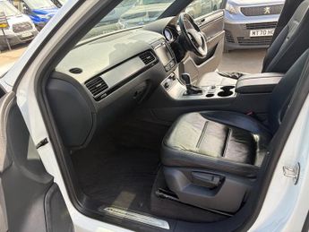 Volkswagen Touareg VOLKSWAGEN TOUAREG V6 R-LINE. 12,950