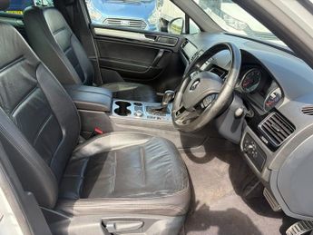 Volkswagen Touareg VOLKSWAGEN TOUAREG V6 R-LINE. 12,950