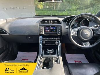 Jaguar XE R-SPORT