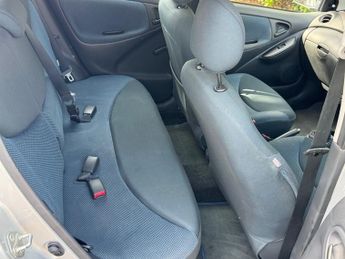 Toyota Yaris VVTI COLOUR COLLECTION