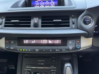 Lexus CT 200h CT200 1.8 HYBRID LUXURY Premier modelThe Lexus CT200h is univers
