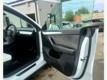 Tesla Model Y LONG RANGE AWD