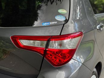 Toyota Yaris 1.33 Dual VVT-i Design Multidrive S Euro 6 5dr (Safety Sense)
