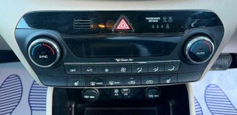 Hyundai Tucson 2.0 CRDi Premium SUV 5dr Diesel Auto 4WD Euro 6 (136 ps)
