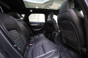 Jaguar F-Pace R-DYNAMIC SE BLACK