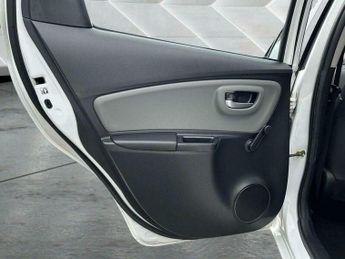 Toyota Yaris 1.5 VVT-h Icon Tech E-CVT Euro 6 (s/s) 5dr