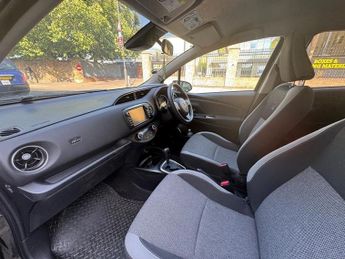 Toyota Yaris 1.5 VVT-h Y20 Bi-tone Hatchback 5dr Petrol Hybrid E-CVT Euro 6 (