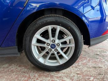 Ford Focus 1.0T EcoBoost Zetec Hatchback 5dr Petrol Manual Euro 6 (s/s) (12