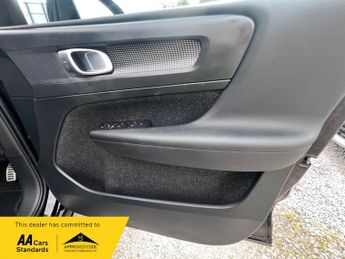 Volvo XC40 2.0 D4 R-Design SUV 5dr Diesel Auto AWD Euro 6 (s/s) (190 ps)