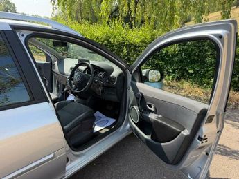 Renault Clio 1.6 VVT Dynamique TomTom Sport Tourer Auto Euro 5 5dr
