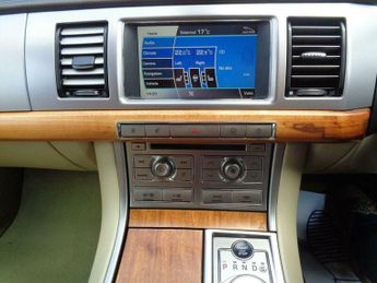 Jaguar XF 2.7d V6 Luxury Auto Euro 4 4dr